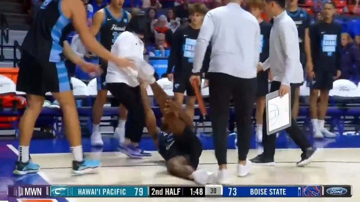 Vahşi an: Hawaii Pacific kolej basketbol oyuncusu, rakip antrenörler tarafından vahşice sahadan sürüklenerek çıkarıldı