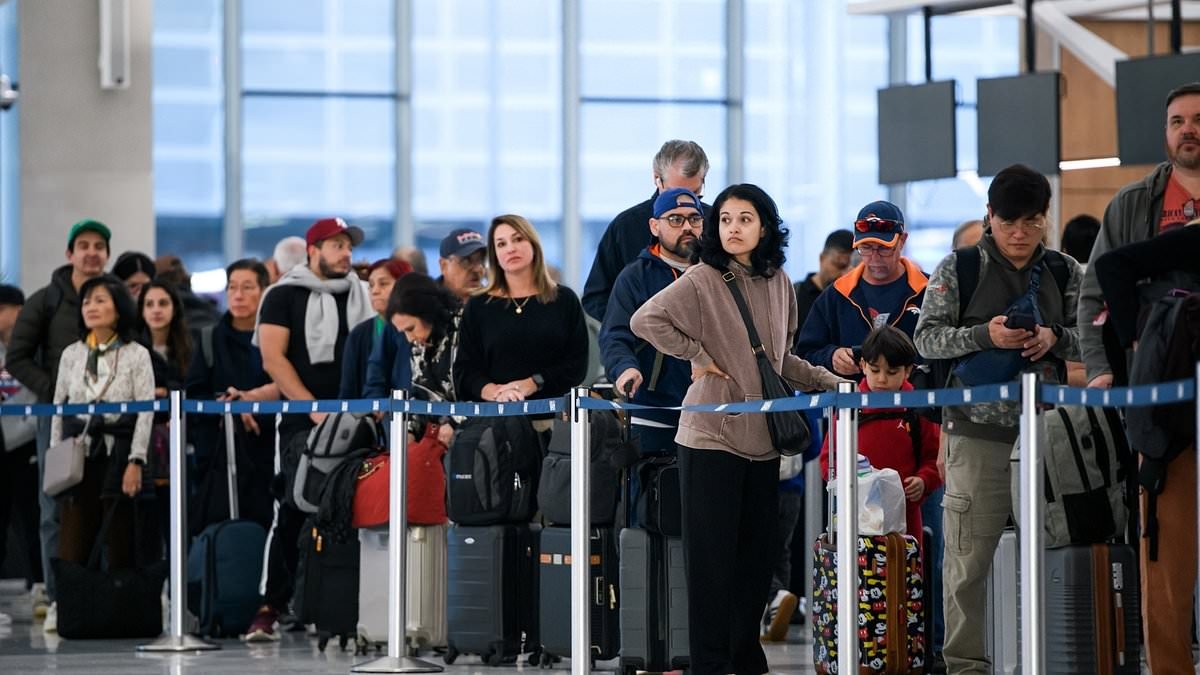 I ritardi dei voli hanno colpito tre importanti aeroporti degli Stati Uniti a causa della carenza di personale mentre la chiusura provoca il caos
