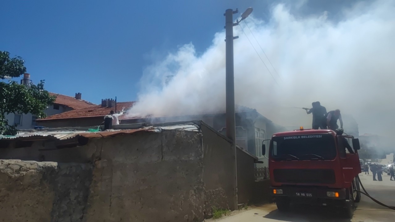 Pánico por incendio en Şarkışla: El techo de una casa unifamiliar quedó envuelto en llamas