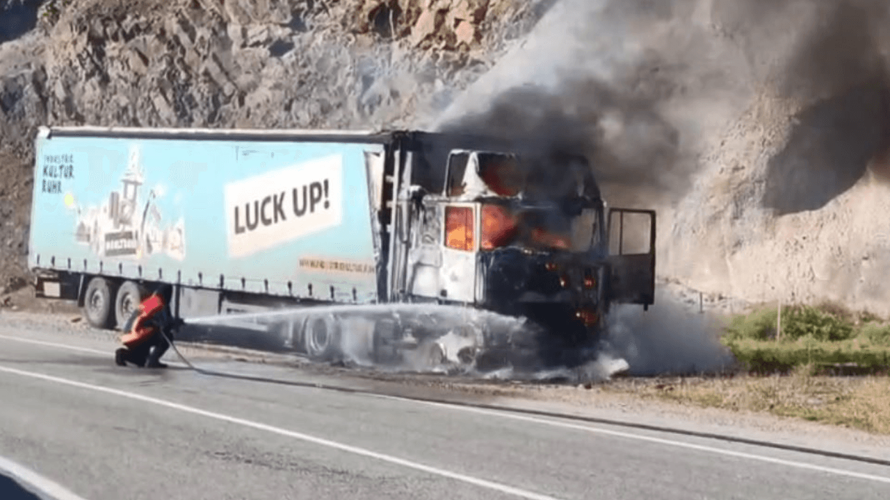 Un camión quedó reducido a cenizas en Artvin: los bomberos lo salvaron en el último minuto