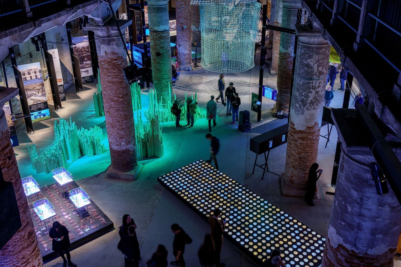 Biennale Architektury w Wenecji nie wybiera między sztuczną inteligencją a oszczędnością