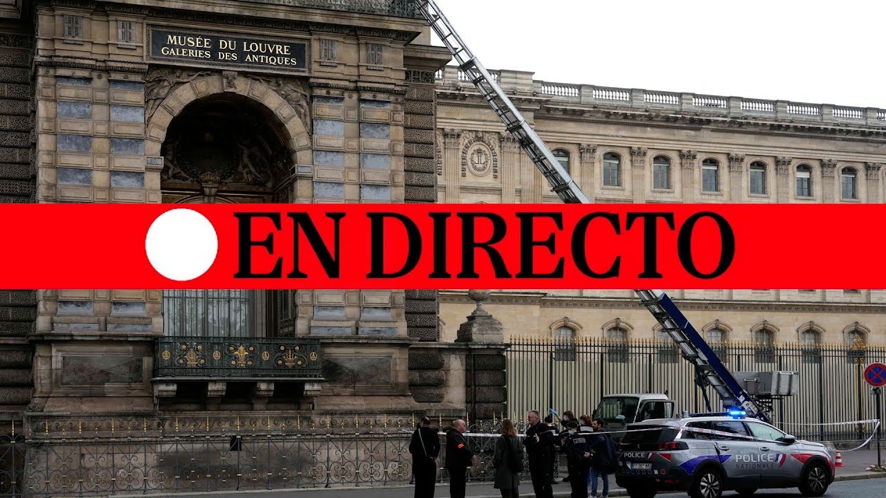 Diversi rapinatori entrano nel Louvre tramite un montacarichi e rubano diversi gioielli prima di fuggire a bordo di scooter.