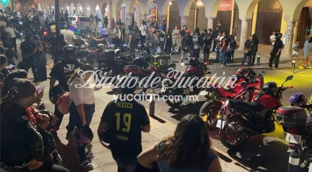 Des motards traversent la Plaza Grande de Mérida : ils réclament justice pour Ángel et Fabiola.