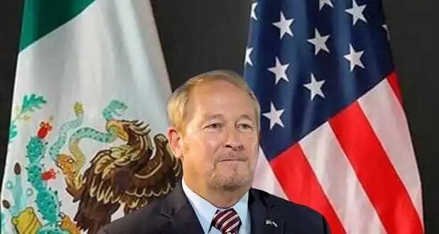 Ronald Johnson deixa Fernández Noroña de pé