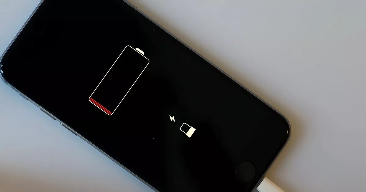 Un'abitudine comune che milioni di persone fanno ogni giorno con l'iPhone e che scarica la batteria a zero