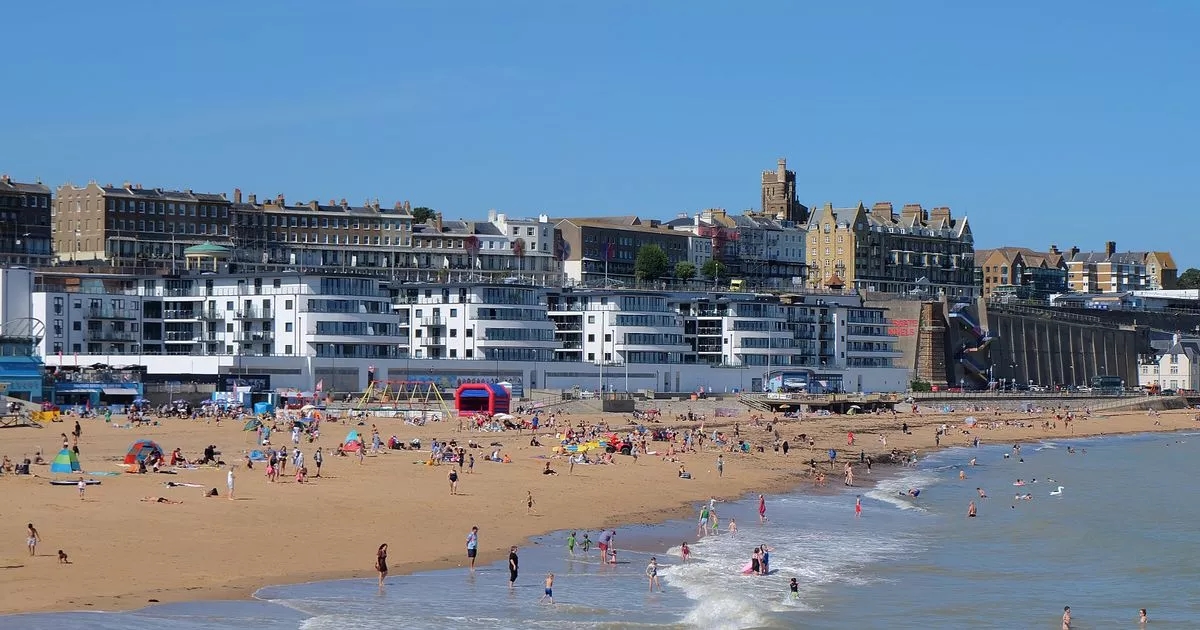 Una pequeña ciudad costera del Reino Unido con una hermosa playa es considerada la "ficción" de la costa Amalfitana italiana.