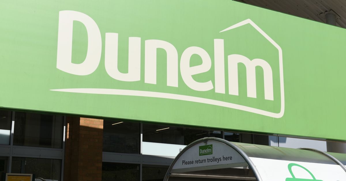 Lo stendibiancheria da esterno Dunelm da 25 sterline è "ideale per piccoli spazi" e "non arrugginisce"