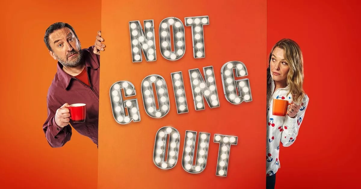 La estrella de Not Going Out, Sally Bretton, sufre dolor al ser trasladada de urgencia al hospital durante el rodaje.