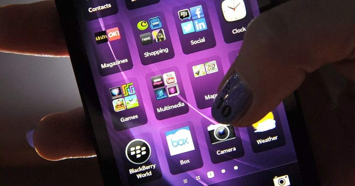"Addio iPhone, bentornato Blackberry": la rinascita nostalgica dei telefoni retrò da parte della Generazione Z