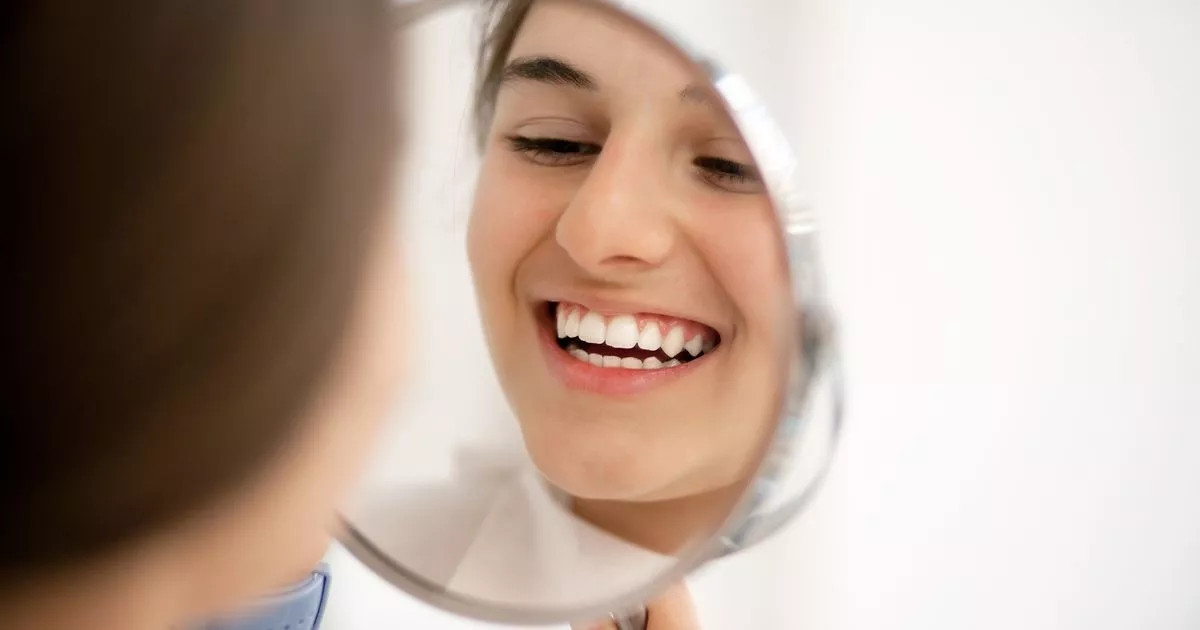 Los compradores reciben elogios tras usar tiras blanqueadoras de dientes de 80 peniques con resultados instantáneos.