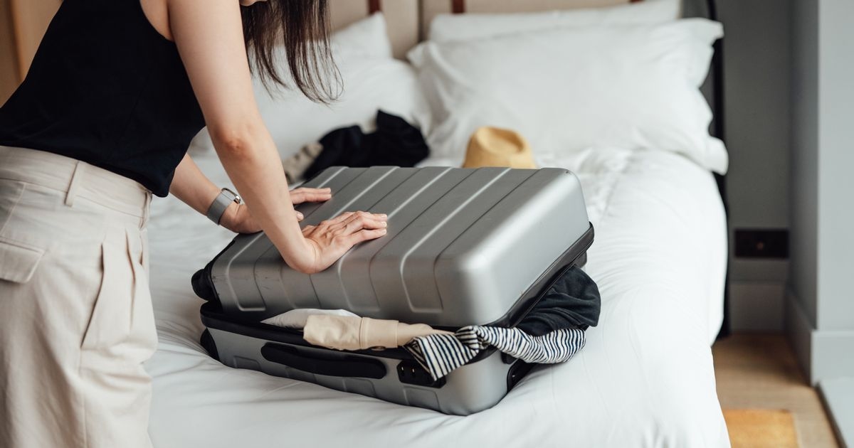 Einfache Packtechnik, die für zusätzlichen Platz im Koffer sorgt – und der rollt nicht