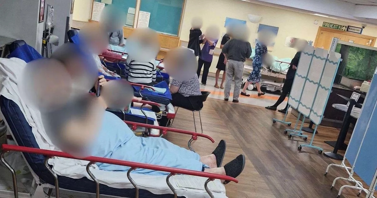 Пациенты проходят лечение в больнице Costa, которая становится палатой, пока больница «переполнена»