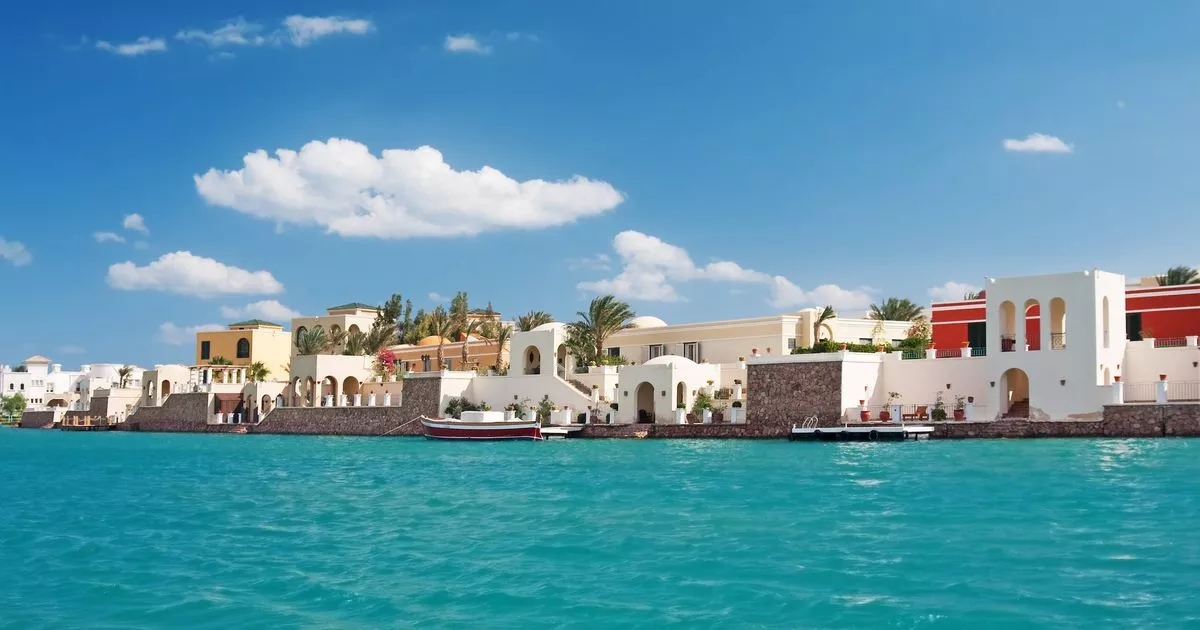 Sono andato in un resort sulla spiaggia dove la temperatura a ottobre è di 27°C, perfetto per una fuga autunnale.
