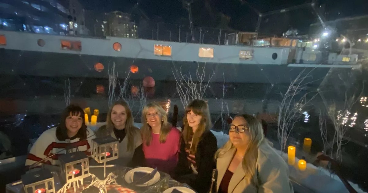 Gemütlicher Weihnachtsabend im schwimmenden Iglu mit Käsefondue und Wein