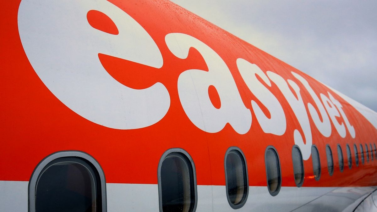 EasyJet statement issued as US firm plots 'buyout' amid summer season fears