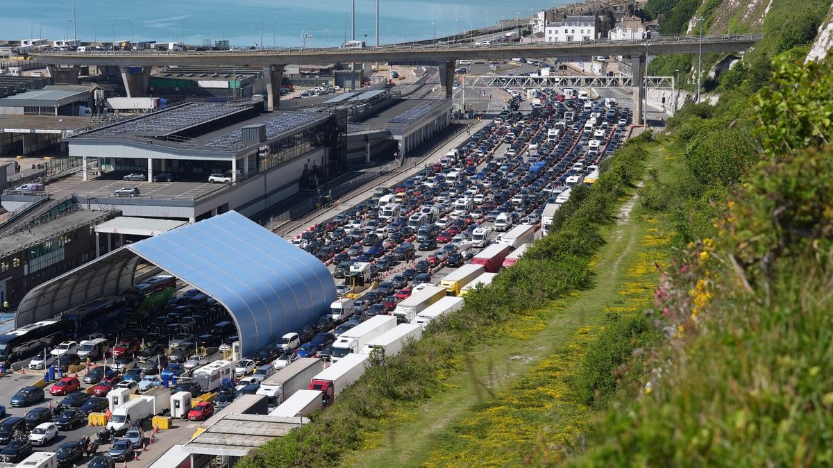 Dover issues warning as holidaymakers stuck in near five-hour delays for ferries in heatwave