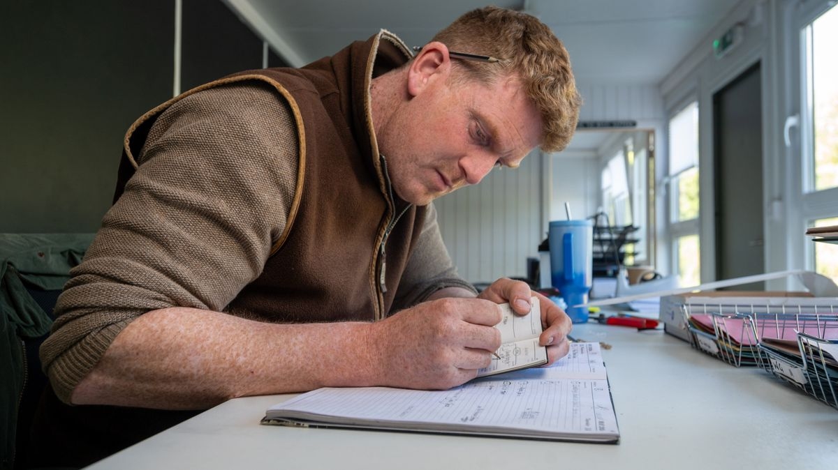 'I haven't used a mobile or computer in years - I run my business with pen and paper'
