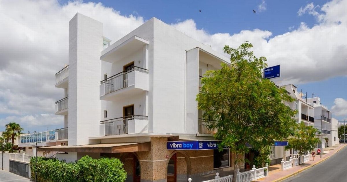 Un bambino britannico di 8 anni è precipitato da tre piani di un hotel di Ibiza mentre cercava di prendere un asciugamano