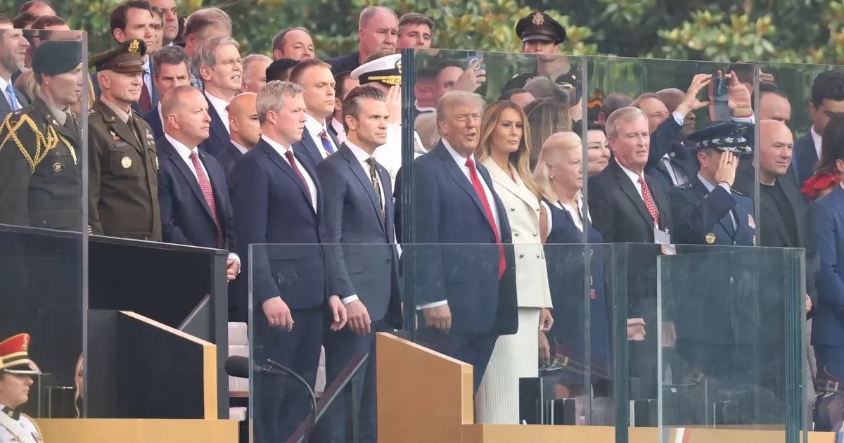 MIKEY SMITH: Donald Trump'ın doğum günü tank geçidine gittim ve onun zaten bir kral olduğunu düşündüğüne ikna oldum