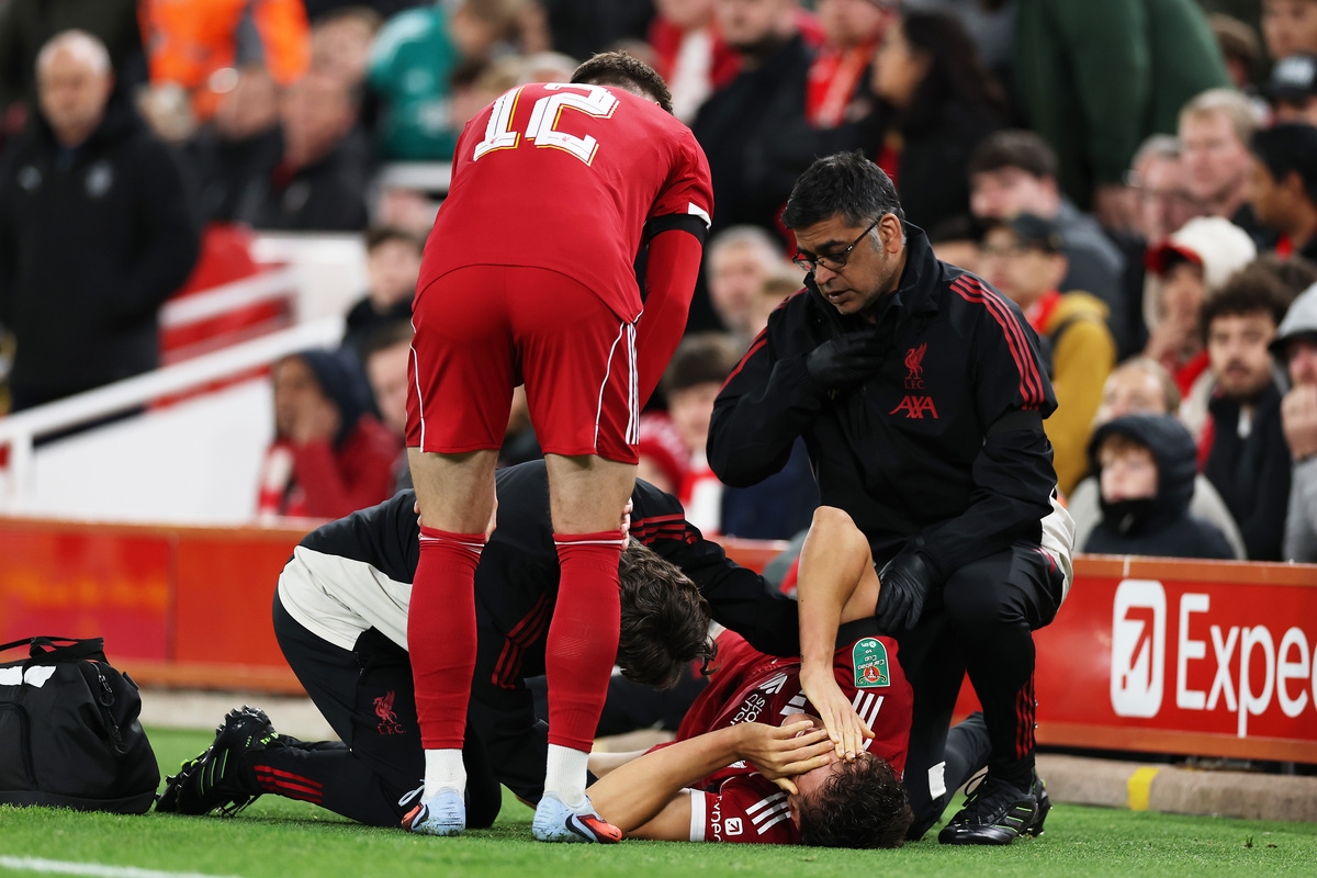 Leoni, Liverpool'daki ilk maçında endişe verici bir sakatlıkla sahalardan ayrıldı