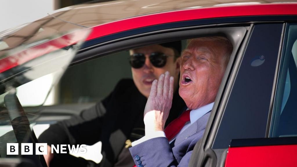 Trump califica de "ridículo" el nuevo partido político de Musk