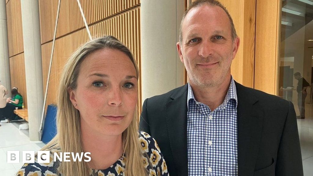Funcionários do NHS são chamados de "insensíveis" por comentários sobre maternidade