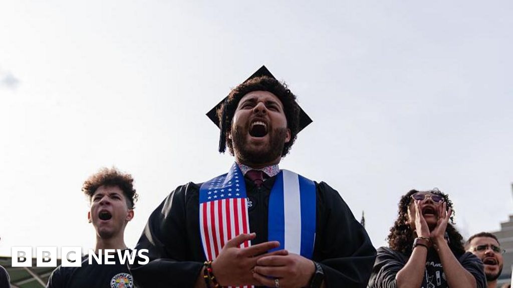 Gli Stati Uniti sospendono gli appuntamenti per i visti studenteschi e pianificano un controllo più approfondito sui social media