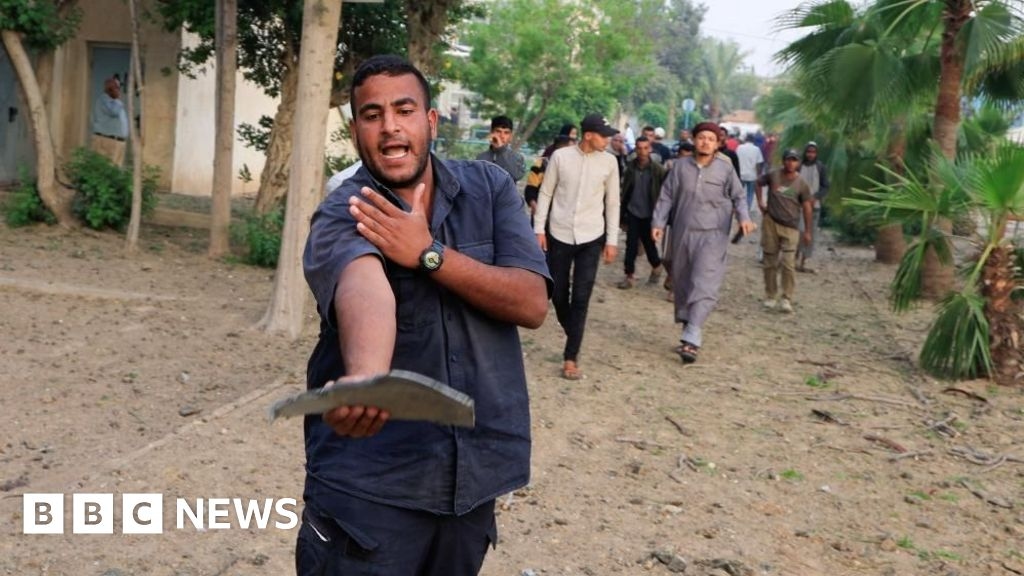 Cinegrafista da BBC assombrado pelas crianças desnutridas de Gaza registra ataque israelense a hospital