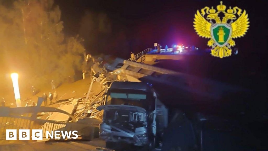 Al menos siete muertos tras el derrumbe de un puente ruso sobre un tren