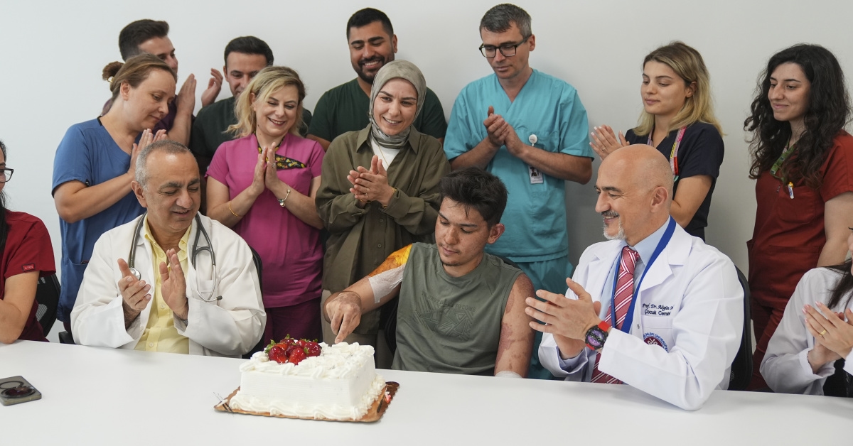Entübe halde geldi, 18. yaş gününü kutlayarak çıktı