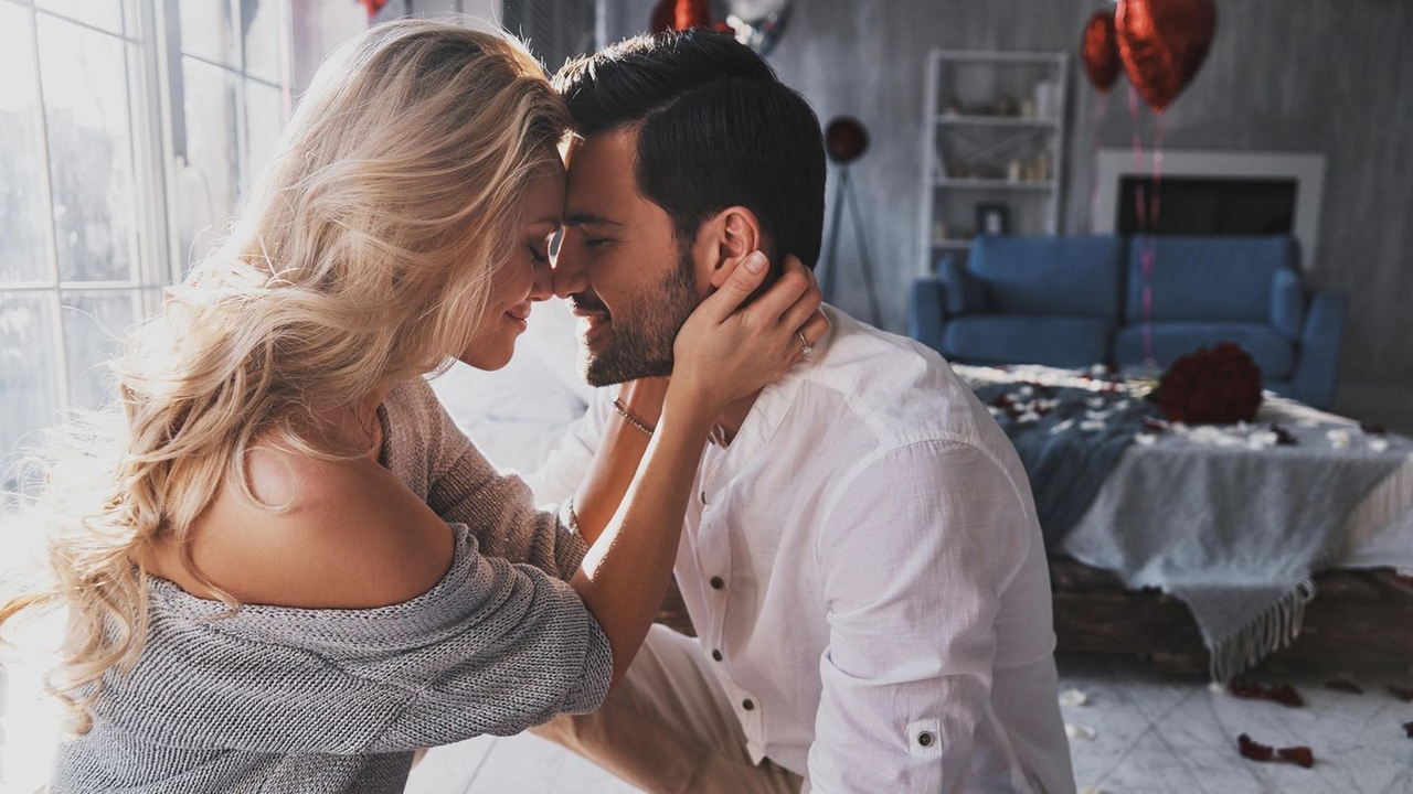 Amore e felicità: 5 segnali che indicano che gli altri sono gelosi della tua relazione