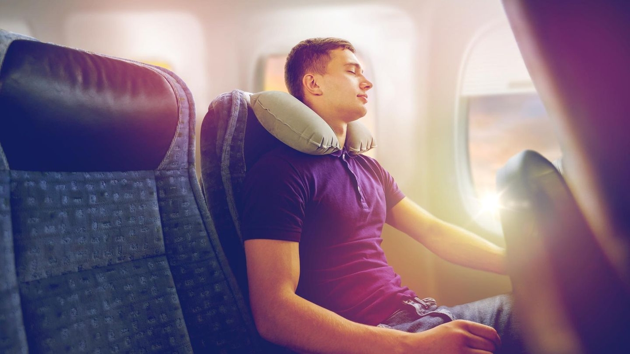 Laut Flugbegleiter: Wer diese 3 Dinge macht, hat im Flugzeug fast immer einen freien Platz neben sich