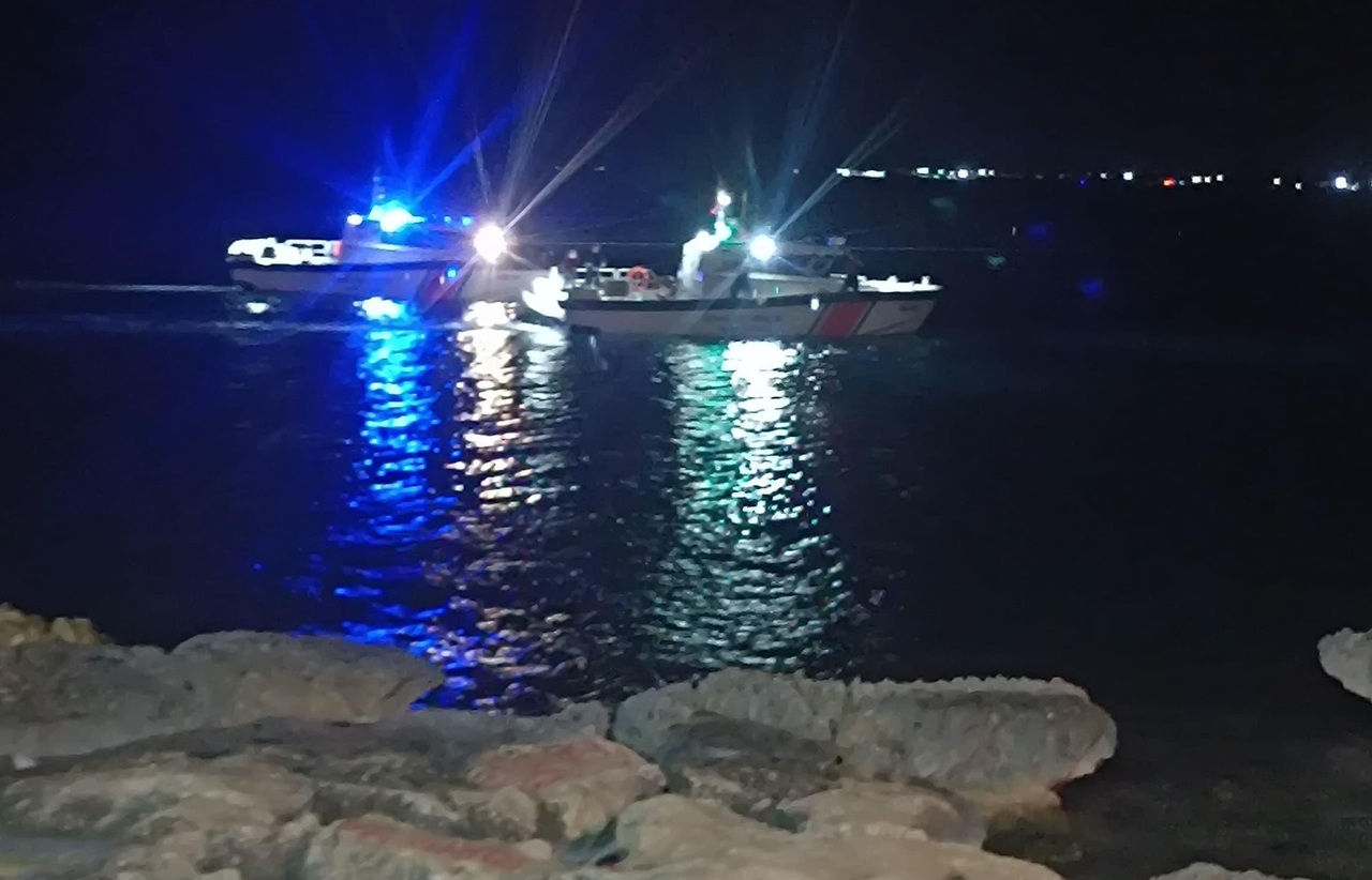 Una de las tres personas que entraron al mar por la noche en Mersin se ahogó; se busca a otras dos