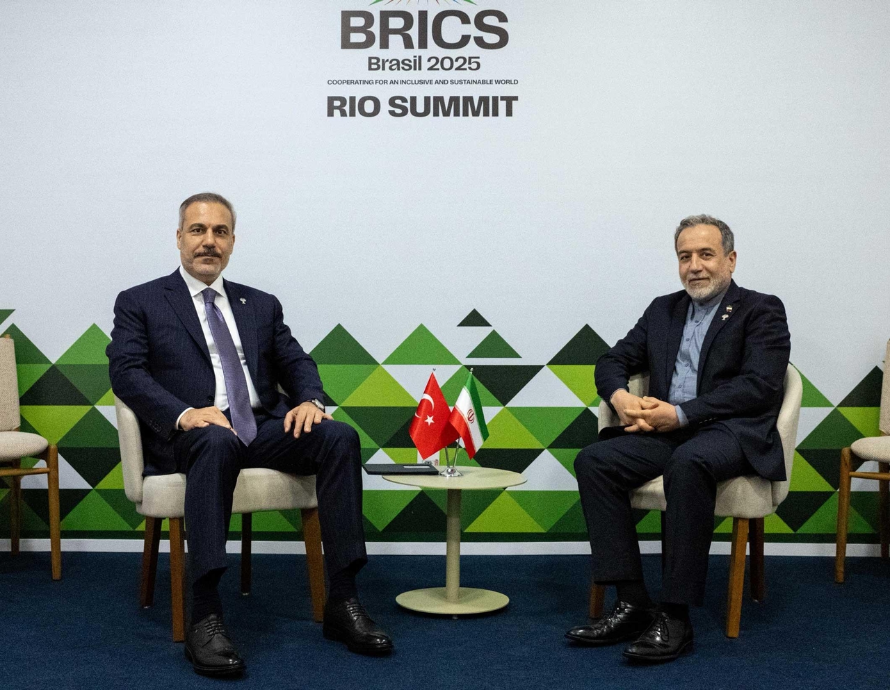 El Ministro Fidan se reunió con su homólogo iraní Arakçi