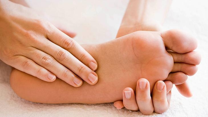 Quelle est la cause des démangeaisons sous les pieds ? Quelles sont les causes des démangeaisons sous les pieds et comment les soulager ?