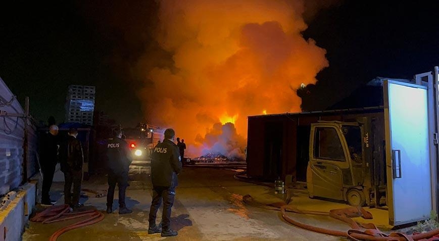Espeluznante incendio en una fábrica de palets en Bursa
