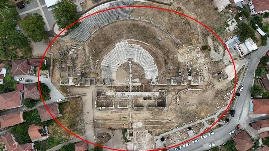 История хлынула потоком, пока кирка копала! Загадочные сооружения появлялись одно за другим: «Со временем мы разберёмся, что произошло».