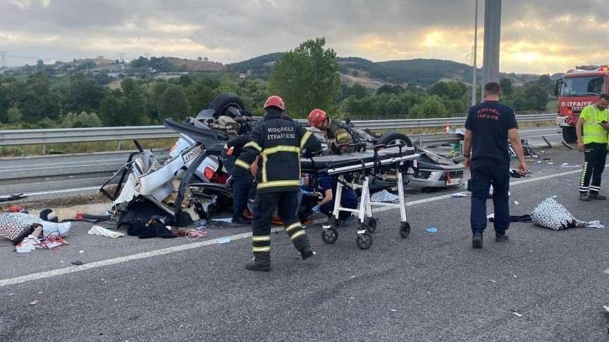 Horrific accident in Northern Marmara! Car crashes into road sign: 1 dead, 4 injured
