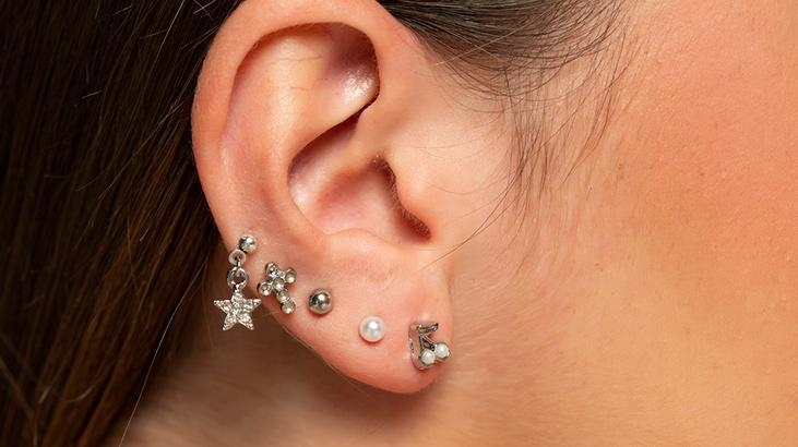 Risco de infecção e perda auditiva! Vários piercings podem até rasgar o lóbulo da orelha.