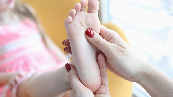 Występuje u 7 na 10 dzieci! Jeśli występują te objawy, przyczyną może być płaskostopie.