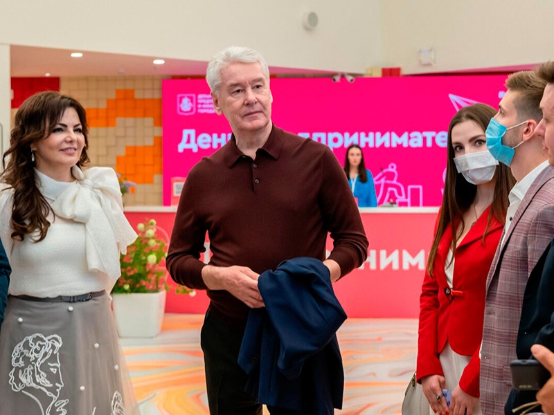 Moskova Belediye Başkanı, restoranlarda aşılanmış müşteriler için özel bölgeler oluşturulmasını önerdi ancak işletmeler buna karşı çıkıyor.