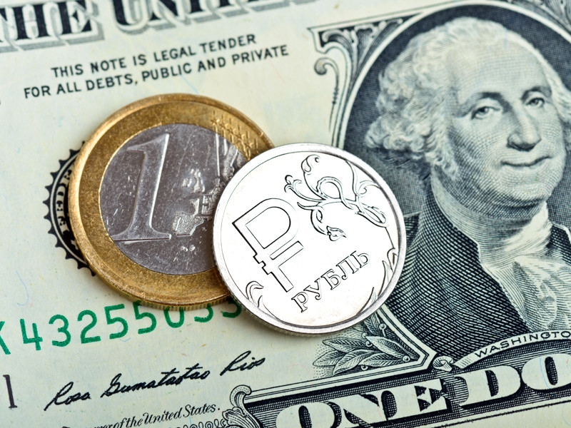 Cuma akşamı ruble, dolar ve euro karşısında değer kaybetmeye devam etti.