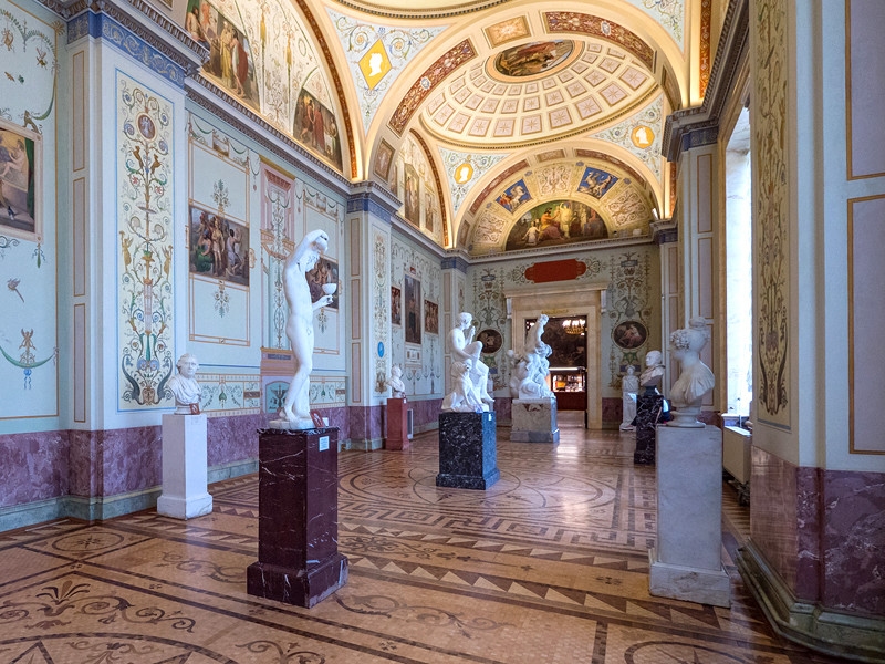St. Petersburglu bir vatandaş, Hermitage'daki çıplak heykellerde çocuklar için tehlike olduğunu fark edip yetkililere şikayette bulundu.