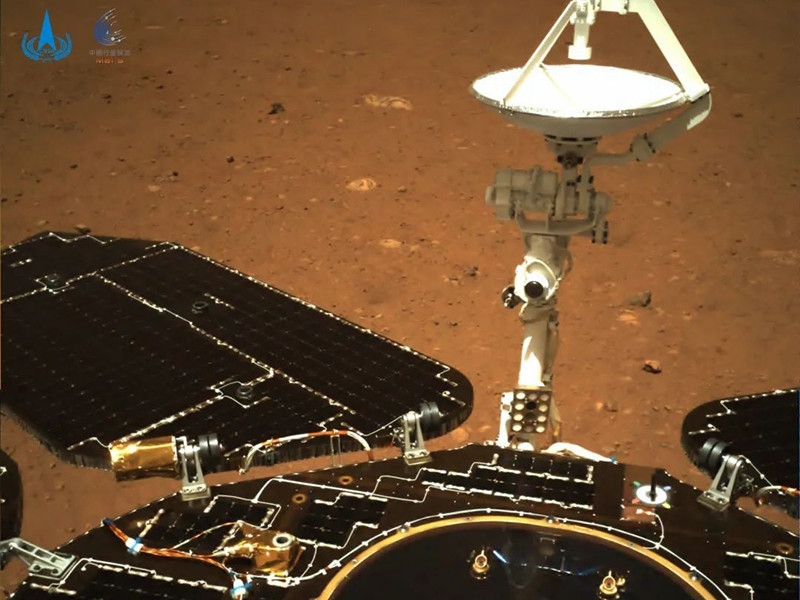 Çin'in Zhurong Mars keşif aracı, başarılı inişinin ardından ilk fotoğraflarını gönderdi.