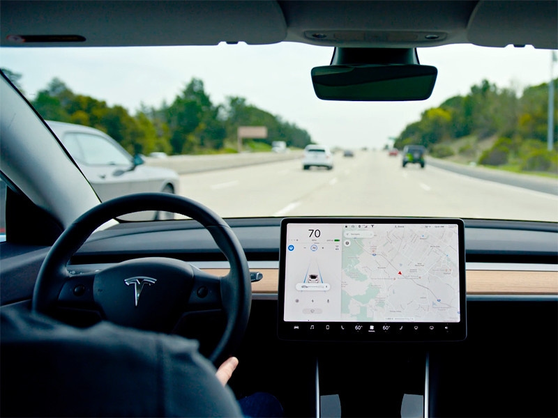 Tesla, sürücülerin otopilot devredeyken izlenmesini sağlamak için elektrikli araçlarının içine bir kamera yerleştirmeye başladı.