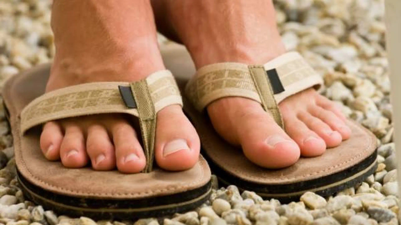 Un podólogo advierte de las chanclas que debes llevar para evitar lesiones: &quot;Tus pies lo pagarán&quot;
