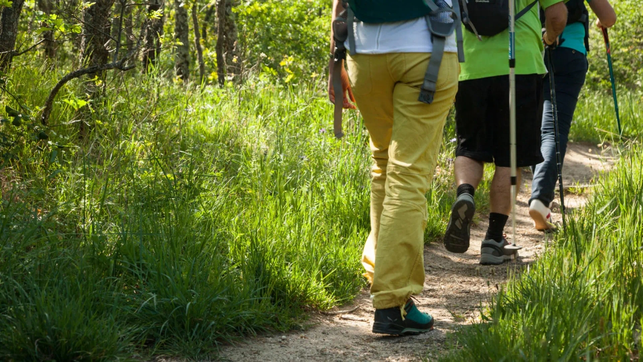 Ni colocar bien el peso en la mochila ni practicar en cuestas: las claves que no te suelen dar para evitar lesiones en el Camino de Santiago