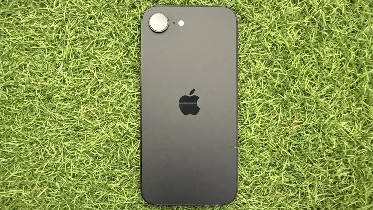 Ukryte znaczenie małego otworu obok aparatu iPhone’a