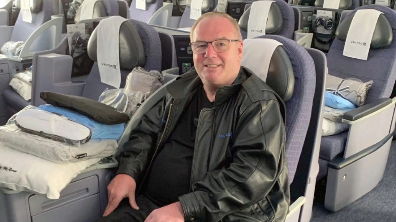 Der Mann, der unbegrenzte Flüge für weniger als 500.000 Euro kaufte und seit 35 Jahren nonstop fliegt