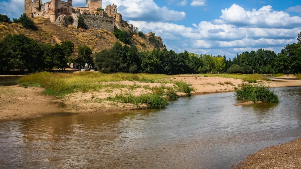 The natural beach of Toledo, which is located at the foot of a spectacular castle